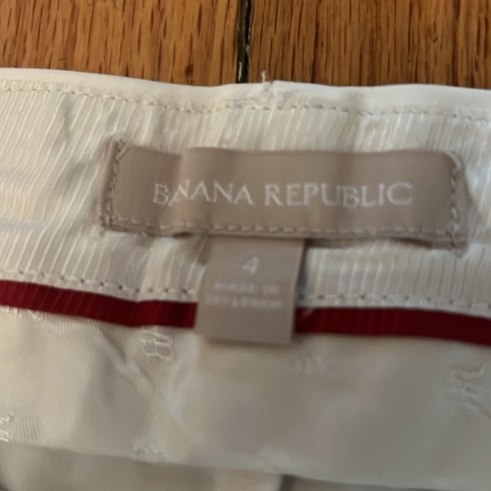 Banana republic white Bermuda shorts, 8” size 4 - Picture 3 of 3